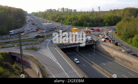 Tervuren, Belgien. April 2024. Luftdrohnenbild der Baustelle für die Renovierung des Tunnels unter dem Autobahnkreuz Carrefour Leonard - Leonardkruispunt des Ringes 0 um Brüssel und der Autobahn E411 (A4) zwischen Tervuren und Oudergem - Auderghem, in Tervuren, Montag, 22. April 2024. BELGA PHOTO ERIC LALMAND Credit: Belga News Agency/Alamy Live News Stockfoto