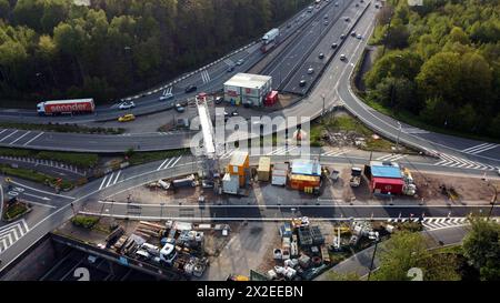 Tervuren, Belgien. April 2024. Luftdrohnenbild der Baustelle für die Renovierung des Tunnels unter dem Autobahnkreuz Carrefour Leonard - Leonardkruispunt des Ringes 0 um Brüssel und der Autobahn E411 (A4) zwischen Tervuren und Oudergem - Auderghem, in Tervuren, Montag, 22. April 2024. BELGA PHOTO ERIC LALMAND Credit: Belga News Agency/Alamy Live News Stockfoto