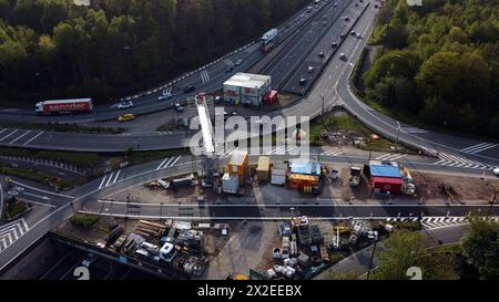 Tervuren, Belgien. April 2024. Luftdrohnenbild der Baustelle für die Renovierung des Tunnels unter dem Autobahnkreuz Carrefour Leonard - Leonardkruispunt des Ringes 0 um Brüssel und der Autobahn E411 (A4) zwischen Tervuren und Oudergem - Auderghem, in Tervuren, Montag, 22. April 2024. BELGA PHOTO ERIC LALMAND Credit: Belga News Agency/Alamy Live News Stockfoto