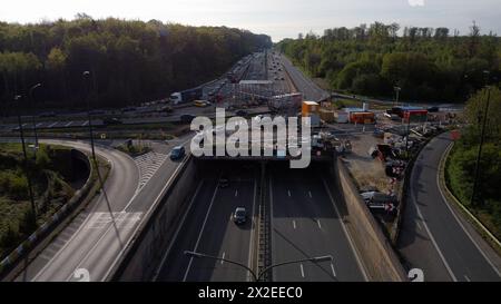 Tervuren, Belgien. April 2024. Luftdrohnenbild der Baustelle für die Renovierung des Tunnels unter dem Autobahnkreuz Carrefour Leonard - Leonardkruispunt des Ringes 0 um Brüssel und der Autobahn E411 (A4) zwischen Tervuren und Oudergem - Auderghem, in Tervuren, Montag, 22. April 2024. BELGA PHOTO ERIC LALMAND Credit: Belga News Agency/Alamy Live News Stockfoto