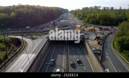 Tervuren, Belgien. April 2024. Luftdrohnenbild der Baustelle für die Renovierung des Tunnels unter dem Autobahnkreuz Carrefour Leonard - Leonardkruispunt des Ringes 0 um Brüssel und der Autobahn E411 (A4) zwischen Tervuren und Oudergem - Auderghem, in Tervuren, Montag, 22. April 2024. BELGA PHOTO ERIC LALMAND Credit: Belga News Agency/Alamy Live News Stockfoto