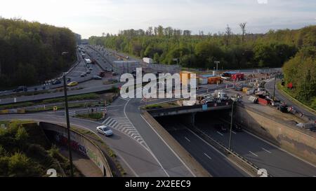 Tervuren, Belgien. April 2024. Luftdrohnenbild der Baustelle für die Renovierung des Tunnels unter dem Autobahnkreuz Carrefour Leonard - Leonardkruispunt des Ringes 0 um Brüssel und der Autobahn E411 (A4) zwischen Tervuren und Oudergem - Auderghem, in Tervuren, Montag, 22. April 2024. BELGA PHOTO ERIC LALMAND Credit: Belga News Agency/Alamy Live News Stockfoto