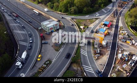 Tervuren, Belgien. April 2024. Luftdrohnenbild der Baustelle für die Renovierung des Tunnels unter dem Autobahnkreuz Carrefour Leonard - Leonardkruispunt des Ringes 0 um Brüssel und der Autobahn E411 (A4) zwischen Tervuren und Oudergem - Auderghem, in Tervuren, Montag, 22. April 2024. BELGA PHOTO ERIC LALMAND Credit: Belga News Agency/Alamy Live News Stockfoto