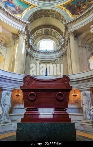 Grab von Napoleon Bonaparte im Hotel des Invalides, berühmtes Denkmal unter der goldenen Kuppel in Paris, Frankreich Stockfoto