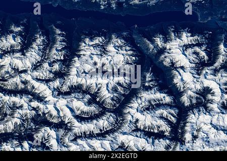 Fluss, schneebedeckte Berge im Banff National Park Canada. Digitale Bildverbesserung durch die NASA Stockfoto