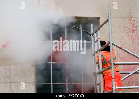 Verteidigungsministerium, London, Vereinigtes Königreich. April 2024. Die Arbeiter beginnen, die rote Farbe aus dem Gebäude des Verteidigungsministeriums zu entfernen, zwei Wochen nachdem die Jugendnachfrage sie besprüht hat. Quelle: Matthew Chattle/Alamy Live News Stockfoto