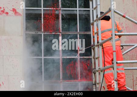 Verteidigungsministerium, London, Vereinigtes Königreich. April 2024. Die Arbeiter beginnen, die rote Farbe aus dem Gebäude des Verteidigungsministeriums zu entfernen, zwei Wochen nachdem die Jugendnachfrage sie besprüht hat. Quelle: Matthew Chattle/Alamy Live News Stockfoto