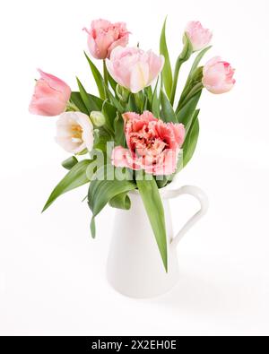 Eleganter, rosafarbener Frühlingsstrauß auf weißem Hintergrund. Frühlingstulpen. Tulpenstrauß. Stockfoto