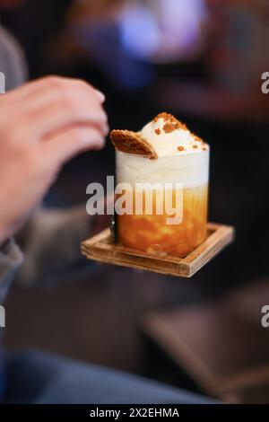 Orangencocktail mit Karamell und Schlagsahne Stockfoto