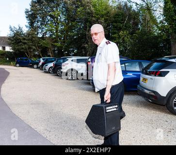 Frühlingskonzert der Exeter Temple Salvation Army in St. Peter's, Budleigh Salterton. Ankunft. Stockfoto