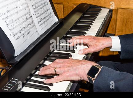 Frühlingskonzert der Exeter Temple Salvation Army in St. Peter's, Budleigh Salterton. Tastatur. Stockfoto