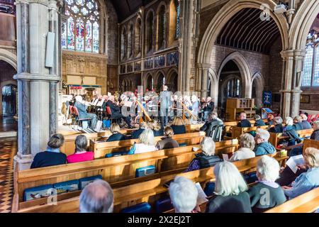 Frühlingskonzert der Exeter Temple Salvation Army in St. Peter's, Budleigh Salterton. Das volle Band. Stockfoto