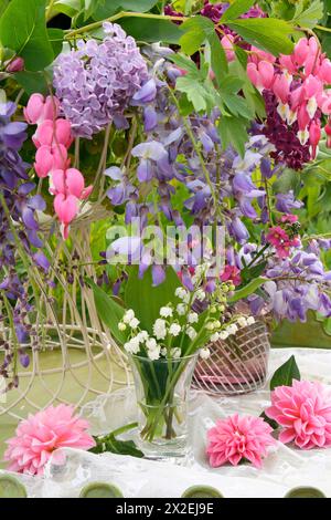 Botanik, Konvallaria ( Maiglöckchen) in einem Glas umgeben von Dahlien, dicentra spectabilis, ADDITIONAL-RIGHTS-CLEARANCE-INFO-NOT-AVAILABLE Stockfoto