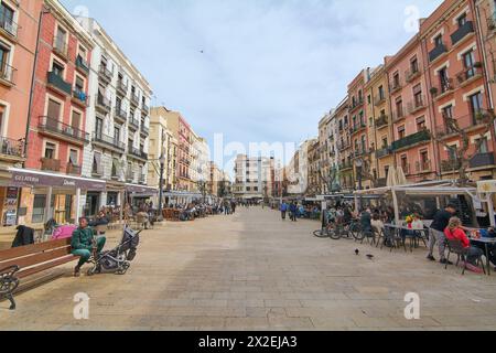 Tarragona, Spanien - 22. April 2024: Blick auf die belebte Promenade, die zum Rathaus von Tarragona führt, mit farbenfrohen Gebäuden und ca. Stockfoto