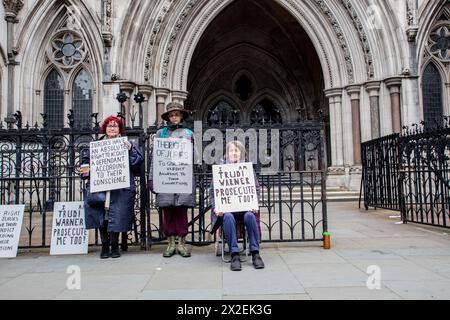 London, England, Großbritannien. April 2024. Royal Court of Justice, London, UK, 22. April 2024. Es soll der zweite und letzte Tag von Trudi Warners Anhörung in London sein und unsere Juryaktivisten vor dem Royal Court of Justice versammeln, um ihre Unterstützung zu zeigen. Frau Judi Warner, 69 Jahre alt, wurde am 27. März 2023 wegen Verachtung des Gerichts verhaftet, nachdem sie ein Plakat vor dem Inner London Crown Court gehalten hatte. Quelle: ZUMA Press, Inc./Alamy Live News Stockfoto