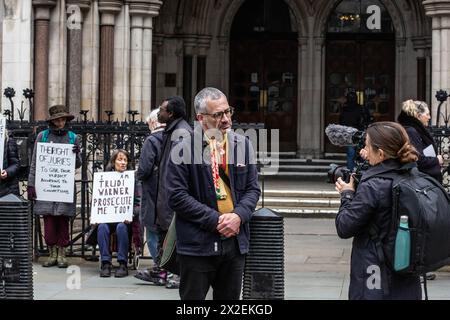 London, England, Großbritannien. April 2024. Royal Court of Justice, London, UK, 22. April 2024. Der zweite und letzte Tag von Trudi Warners Anhörung in London und Verteidigung unserer Jurys versammelten sich Aktivisten vor dem Royal Court of Justice, um ihre Unterstützung zu zeigen. Tim Crosland, Direktor der Wohltätigkeitsorganisation Plan B. Earth, der strategische rechtliche Schritte zur Bekämpfung des Klimawandels vorantreibt und Mitglied der Verteidigung unserer Jurys spricht mit der Presse. Quelle: ZUMA Press, Inc./Alamy Live News Stockfoto