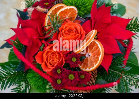 Botanik, Adventsblumenstrauß, VORSICHT! FÜR DIE VERWENDUNG VON GREETINGCARD/POSTKARTEN IN DEUTSCHSPRACHIGEN LÄNDERN GELTEN MÖGLICHERWEISE BESTIMMTE EINSCHRÄNKUNGEN Stockfoto