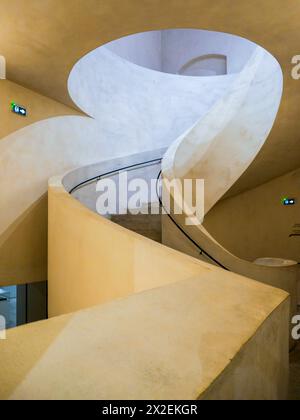 Treppenhaus der Erweiterung des Musée Unterlinden in Colmar durch die Architekten Herzog & de Meuron. Stockfoto