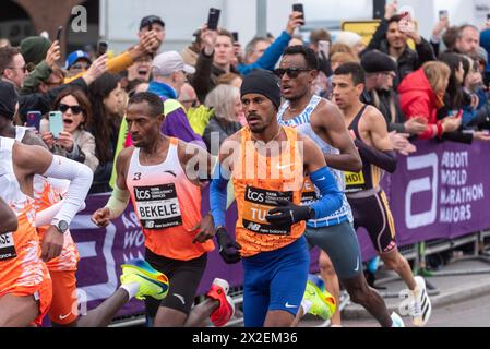 Kenenisa Bekele und Seifu Tura traten beim TCS London Marathon 2024 durch Tower Hill in London an. Stockfoto