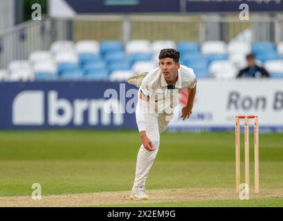 Pat Brown Bowling für Derbyshire in einem Spiel der Vitality County Championship gegen Leicestershire Stockfoto