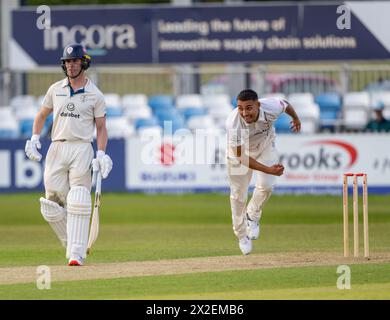 Ben Mike Bowling für Leicestershire in einem Spiel der Vitality County Championship gegen Derbyshire Stockfoto