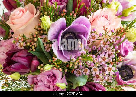 Botanik, runder Blumenstrauß in Flieder, VORSICHT! FÜR DIE VERWENDUNG VON GREETINGCARD/POSTKARTEN IN DEUTSCHSPRACHIGEN LÄNDERN GELTEN MÖGLICHERWEISE BESTIMMTE EINSCHRÄNKUNGEN Stockfoto