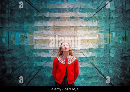 London, Großbritannien. 22. April 2024. Ein Mitarbeiter mit „The Green Glass Carpet“, produziert für „The Textile Art of the Year for Märta Måås-Fjetterström“, 2010, von Olafur Eliasson (Est. 20.000-30.000) bei einer Vorschau auf Bonhams Design and Contemporary Ceramics Sale, der bis zum 25. April online läuft. Quelle: Stephen Chung / Alamy Live News Stockfoto