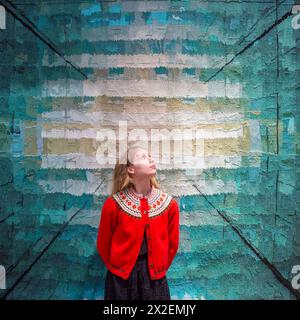 London, Großbritannien. 22. April 2024. Ein Mitarbeiter mit „The Green Glass Carpet“, produziert für „The Textile Art of the Year for Märta Måås-Fjetterström“, 2010, von Olafur Eliasson (Est. 20.000-30.000) bei einer Vorschau auf Bonhams Design and Contemporary Ceramics Sale, der bis zum 25. April online läuft. Quelle: Stephen Chung / Alamy Live News Stockfoto