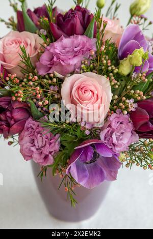 Botanik, runder Blumenstrauß in Flieder, VORSICHT! FÜR DIE VERWENDUNG VON GREETINGCARD/POSTKARTEN IN DEUTSCHSPRACHIGEN LÄNDERN GELTEN MÖGLICHERWEISE BESTIMMTE EINSCHRÄNKUNGEN Stockfoto