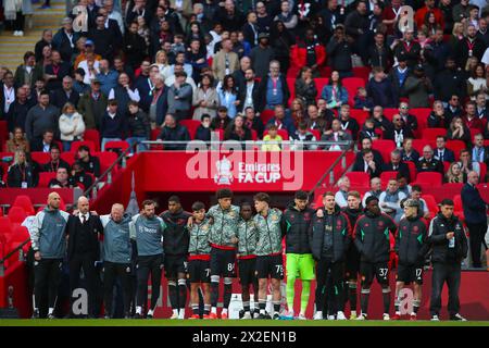 Trainer von Manchester United, Erik Ten Hag, der mit Mitarbeitern und Spielern beim Elfmeterschießen gesehen wurde - Coventry City gegen Manchester United, das Halbfinale des Emirates FA Cup, Wembley Stadium, London, Großbritannien - 21. April 2024 Stockfoto