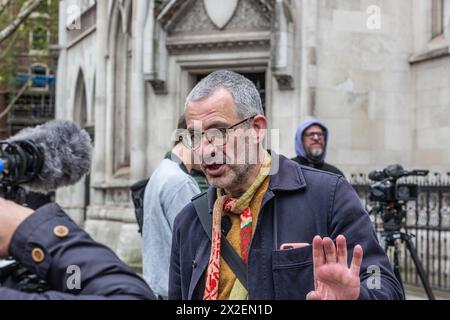 London, England, Großbritannien. April 2024. Royal Court of Justice, London, UK, 22. April 2024. Der zweite und letzte Tag von Trudi Warners Anhörung in London und Verteidigung unserer Jurys versammelten sich Aktivisten vor dem Royal Court of Justice, um ihre Unterstützung zu zeigen. Tim Crosland, Direktor der Wohltätigkeitsorganisation Plan B. Earth, der strategische rechtliche Schritte zur Bekämpfung des Klimawandels vorantreibt und Mitglied der Verteidigung unserer Jurys spricht mit der Presse. Quelle: ZUMA Press, Inc./Alamy Live News Stockfoto