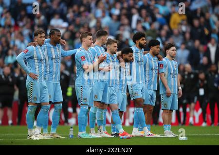 Coventry City Spieler schauen beim Elfmeterschießen zu – Coventry City gegen Manchester United, das Halbfinale des Emirates FA Cup, Wembley Stadium, London, Großbritannien – 21. April 2024 Stockfoto