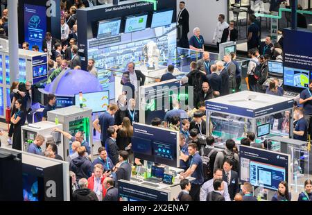 Hannover, Deutschland. April 2024. Messebesucher laufen auf der Hannover Messe 2024 über den Siemens-Stand. Quelle: Julian Stratenschulte/dpa/Alamy Live News Stockfoto