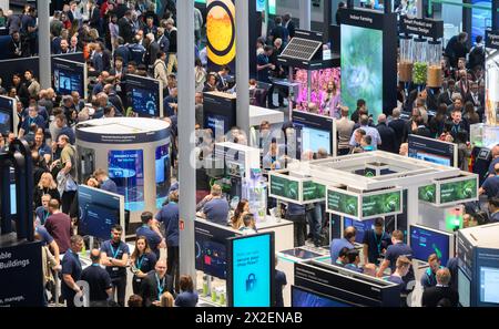 Hannover, Deutschland. April 2024. Messebesucher laufen auf der Hannover Messe 2024 über den Siemens-Stand. Quelle: Julian Stratenschulte/dpa/Alamy Live News Stockfoto