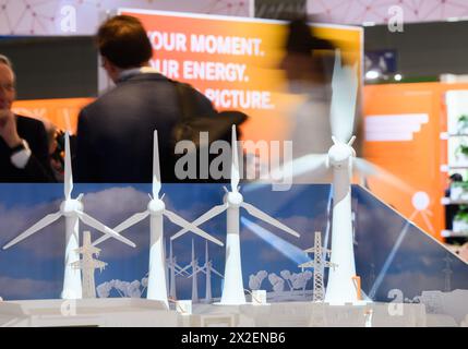 Hannover, Deutschland. April 2024. Kleine Windräder am Lapp Stand auf der Hannover Messe 2024. Quelle: Julian Stratenschulte/dpa/Alamy Live News Stockfoto