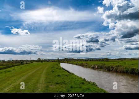 Rickney Marshes, East Sussex, England, mit dramatisch bewölktem Himmel und Sonnenschein, auf dem Country Walk 1066 Stockfoto