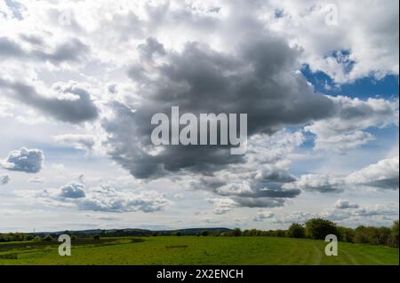 Rickney Marshes, East Sussex, England, mit dramatisch bewölktem Himmel und Sonnenschein, auf dem Country Walk 1066 Stockfoto