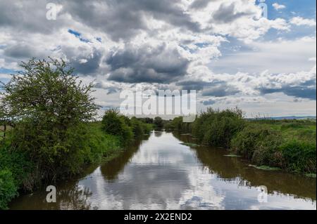 Rickney Marshes, East Sussex, England, mit dramatisch bewölktem Himmel und Sonnenschein, auf dem Country Walk 1066 Stockfoto