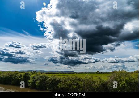 Rickney Marshes, East Sussex, England, mit dramatisch bewölktem Himmel und Sonnenschein, auf dem Country Walk 1066 Stockfoto