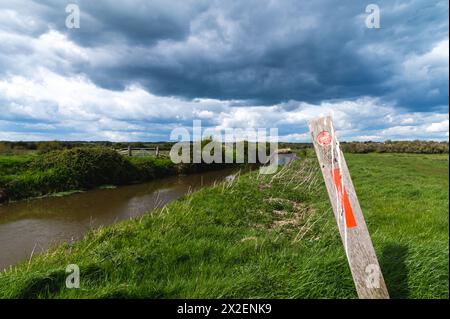 Rickney Marshes, East Sussex, England, mit dramatisch bewölktem Himmel und Sonnenschein, auf dem Country Walk 1066 Stockfoto