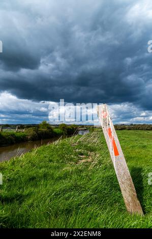 Rickney Marshes, East Sussex, England, mit dramatisch bewölktem Himmel und Sonnenschein, auf dem Country Walk 1066 Stockfoto