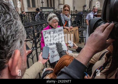 London, England, Großbritannien. April 2024. Royal Court of Justice, London, UK, 22. April 2024. Es ist der zweite Tag der Anhörung von Judi Warner in London und die Verteidigung unserer Jurymitglieder begrüßen sie aus dem Royal Court of Justice, und sie wurde wegen der Anschuldigung der Verachtung des Gerichts für unschuldig befunden. (Kreditbild: © Sabrina Merolla/ZUMA Press Wire) NUR REDAKTIONELLE VERWENDUNG! Nicht für kommerzielle ZWECKE! Quelle: ZUMA Press, Inc./Alamy Live News Stockfoto