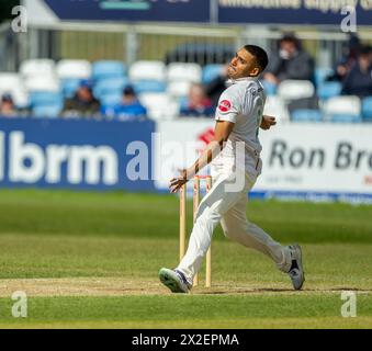 Ben Mike Bowling für Leicestershire in einem Spiel der Vitality County Championship gegen Derbyshire Stockfoto