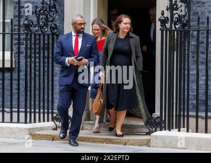 London, Großbritannien. April 2024. James clever, Innenminister, mit Victoria Prentis, Generalstaatsanwalt in der Downing Street zu einem Treffen. Premierminister Rishi Sunak gibt eine Erklärung über Ruanda ab. Er sagt, dass Flugzeuge für Abschiebungen in Ruanda gebucht sind und verspricht, dass Flüge in 10-12 Wochen abfliegen werden. Er gab zu, dass er sein Ziel im Frühling verfehlt hatte. Quelle: Mark Thomas/Alamy Live News Stockfoto