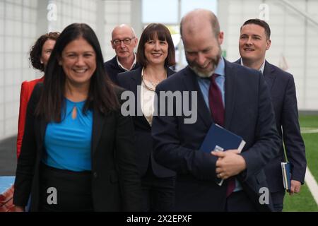 (Von links nach rechts) Anneliese Dodds Schattenstaatssekretärin für Frauen und Gleichheit, Lisa Nandy Schattenkabinett-Ministerin für internationale Entwicklung, Pat McFadden Schattenkanzler des Herzogtums Lancaster und nationale Wahlkampfkoordinatorin, Schattenkanzlerin Rachel Reeves, Jonathan Reynolds Schattenstaatssekretärin für Wirtschaft und Handel, und der Schattenstaatssekretär für Gesundheit und Sozialfürsorge Wes Streeting, kommen zu einem U17 England Frauen Fußball Training Sitzung nach einer Schattenkabinett Sitzung in St. zu sehen George's Park, Burton-upon-Trent in den West Midlands. Bilddatum: Montag AP Stockfoto