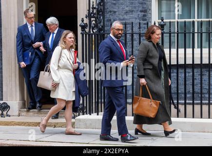 London, Großbritannien. April 2024. James clever, Innenminister, mit Victoria Prentis, Generalstaatsanwalt in der Downing Street zu einem Treffen. Premierminister Rishi Sunak gibt eine Erklärung über Ruanda ab. Er sagt, dass Flugzeuge für Abschiebungen in Ruanda gebucht sind und verspricht, dass Flüge in 10-12 Wochen abfliegen werden. Er gab zu, dass er sein Ziel im Frühling verfehlt hatte. Quelle: Mark Thomas/Alamy Live News Stockfoto