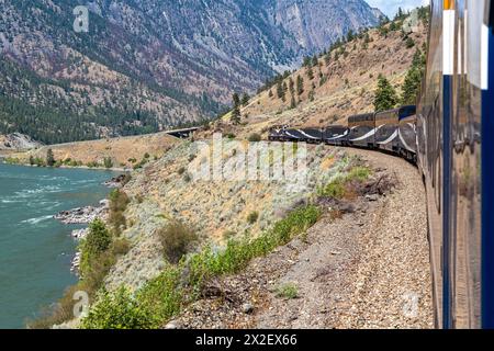 Rocky Mountaineer Zug entlang des Fraser River, British Columbia, Kanada. Stockfoto