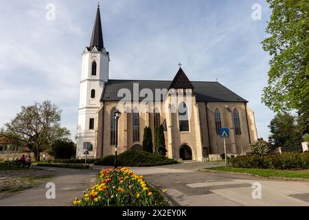 Sarospatak, Ungarn. April 2024. Die Basilika St. John, auch bekannt als Burgkirche, ist von der Seite aus zu sehen. Quelle: Mark Kerrison/Alamy Live News Stockfoto