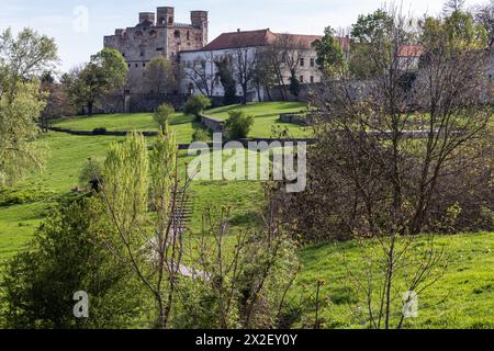 Sarospatak, Ungarn. April 2024. Das Rakoczi-Schloss ist neben dem Fluss Bodrog zu sehen. Die Burg wurde zwischen 1534 und 1537 erbaut und ist ein wichtiges historisches Denkmal. Quelle: Mark Kerrison/Alamy Live News Stockfoto