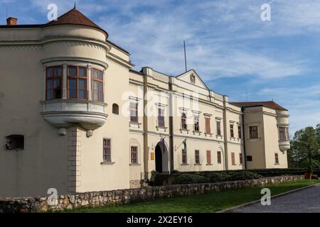 Sarospatak, Ungarn. April 2024. Der Lorantffy-Flügel des Rakoczi-Schlosses ist von außen zu sehen. Die Burg wurde zwischen 1534 und 1537 erbaut und ist ein wichtiges historisches Denkmal. Quelle: Mark Kerrison/Alamy Live News Stockfoto